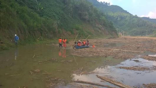 Hình ảnh nghẹn lòng tìm kiếm nạn nhân trong sự cố vỡ hầm dẫn dòng thủy điện sông Bung 2