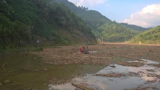Hình ảnh nghẹn lòng tìm kiếm nạn nhân trong sự cố vỡ hầm dẫn dòng thủy điện sông Bung 2
