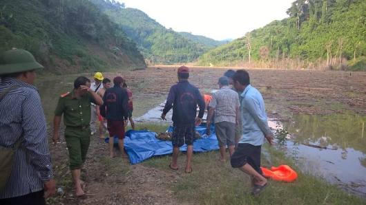 Hình ảnh nghẹn lòng tìm kiếm nạn nhân trong sự cố vỡ hầm dẫn dòng thủy điện sông Bung 2