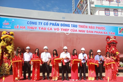 Hạ thủy tàu cá vỏ thép đầu tiên đóng trên địa bàn tỉnh Quảng Nam