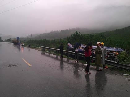 Quảng Nam: Trời mưa, xe khách lật trong đêm, 16 người thương vong