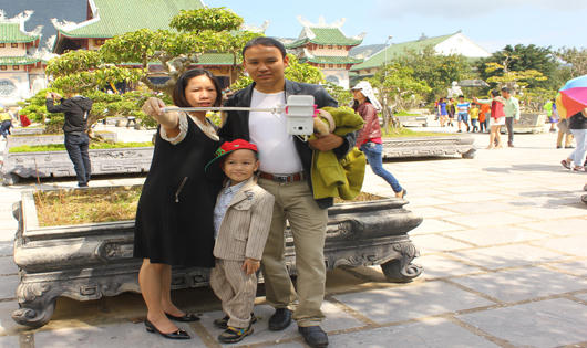 Chùa Linh Ứng (Đà Nẵng) hút khách ngày đầu năm