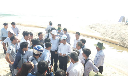 Bí thư Thành ủy Đà Nẵng thị sát cống hôi, bãi biển sạt