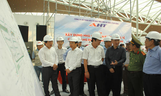 Bí thư Đà Nẵng trầm trồ về độ hoành tráng của nhà ga sân bay mới