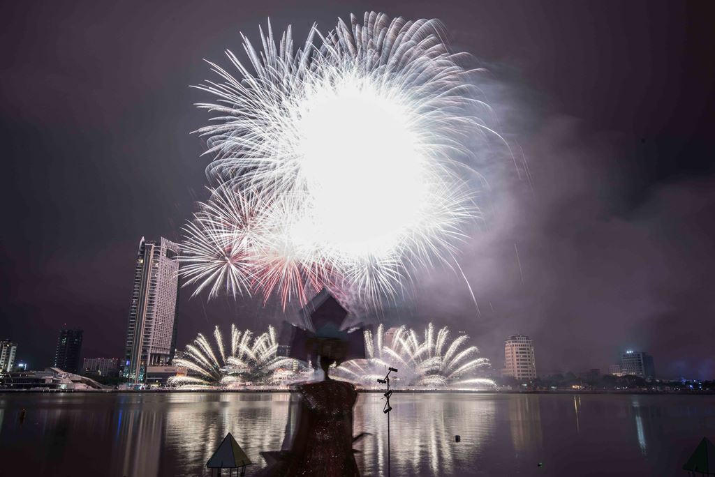 Mãn nhãn với màn pháo hoa Việt Nam và Áo khai hội DIFF 2017