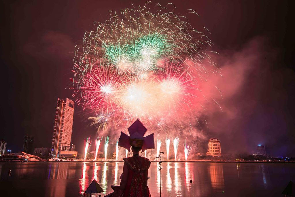 Mãn nhãn với màn pháo hoa Việt Nam và Áo khai hội DIFF 2017