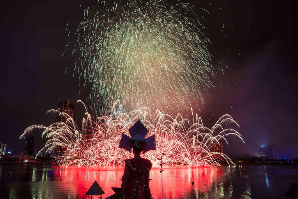 Mãn nhãn với màn pháo hoa Việt Nam và Áo khai hội DIFF 2017