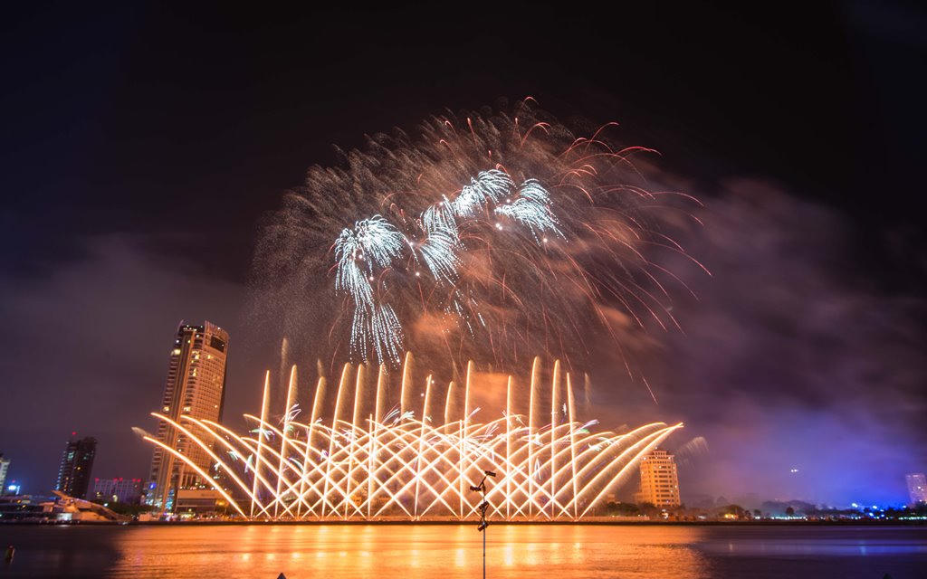 Mãn nhãn với màn pháo hoa Việt Nam và Áo khai hội DIFF 2017