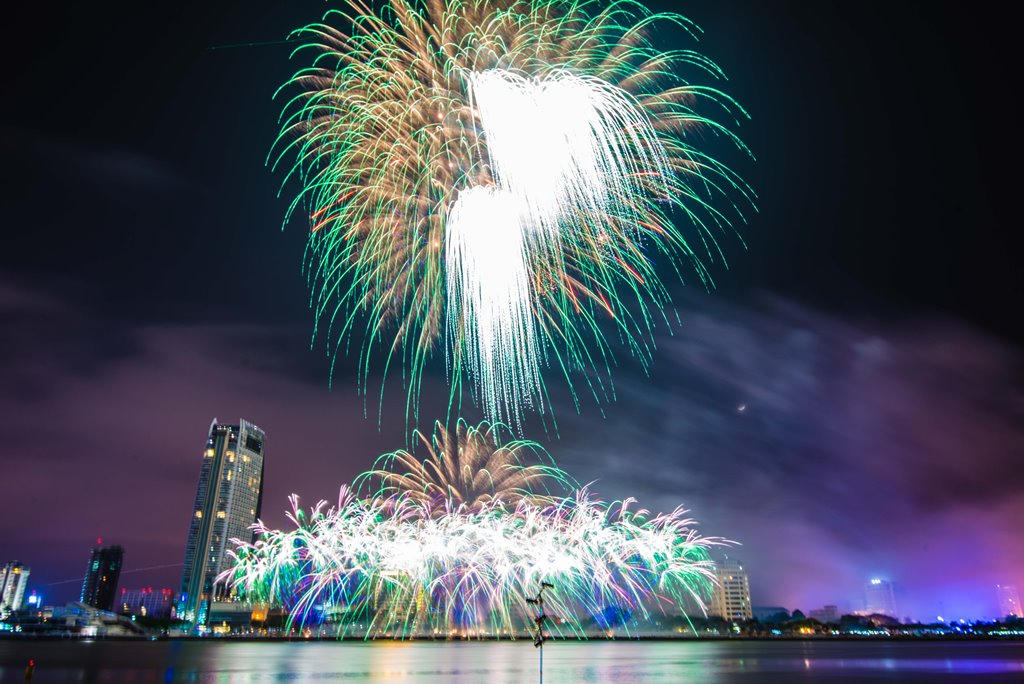 Mãn nhãn với màn pháo hoa Việt Nam và Áo khai hội DIFF 2017