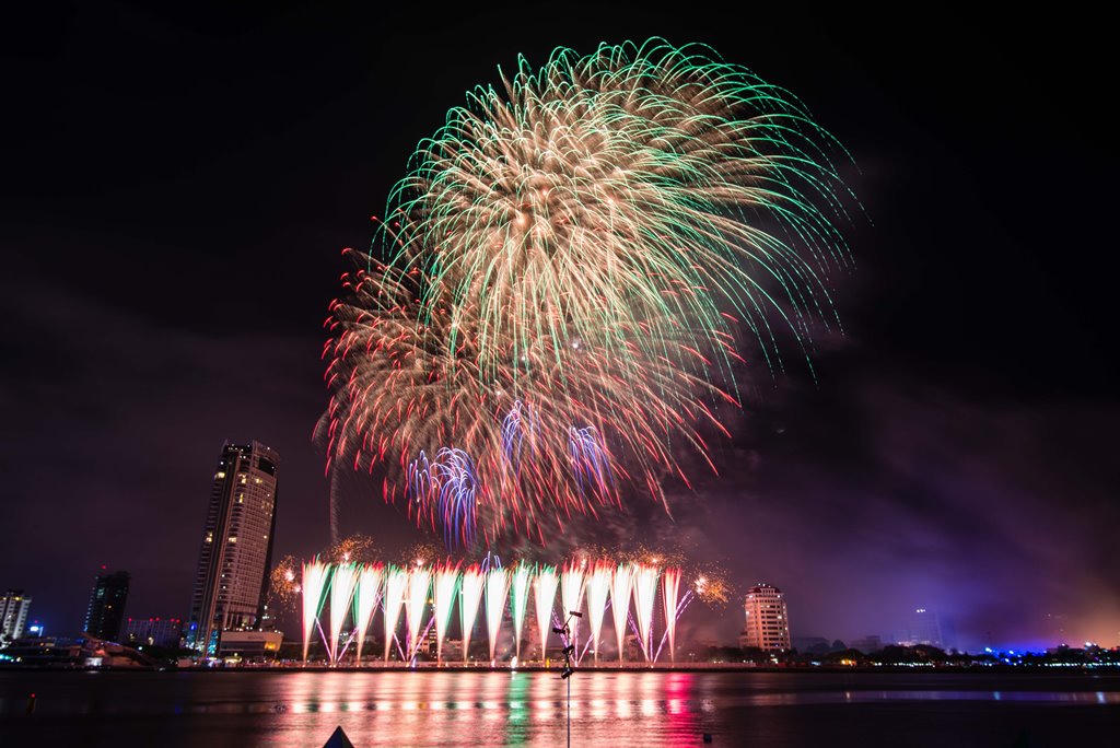 Mãn nhãn với màn pháo hoa Việt Nam và Áo khai hội DIFF 2017