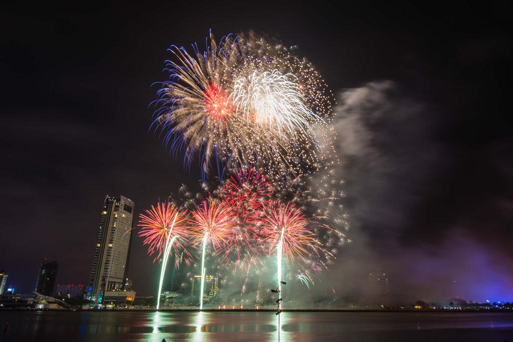 Mãn nhãn với màn pháo hoa Việt Nam và Áo khai hội DIFF 2017