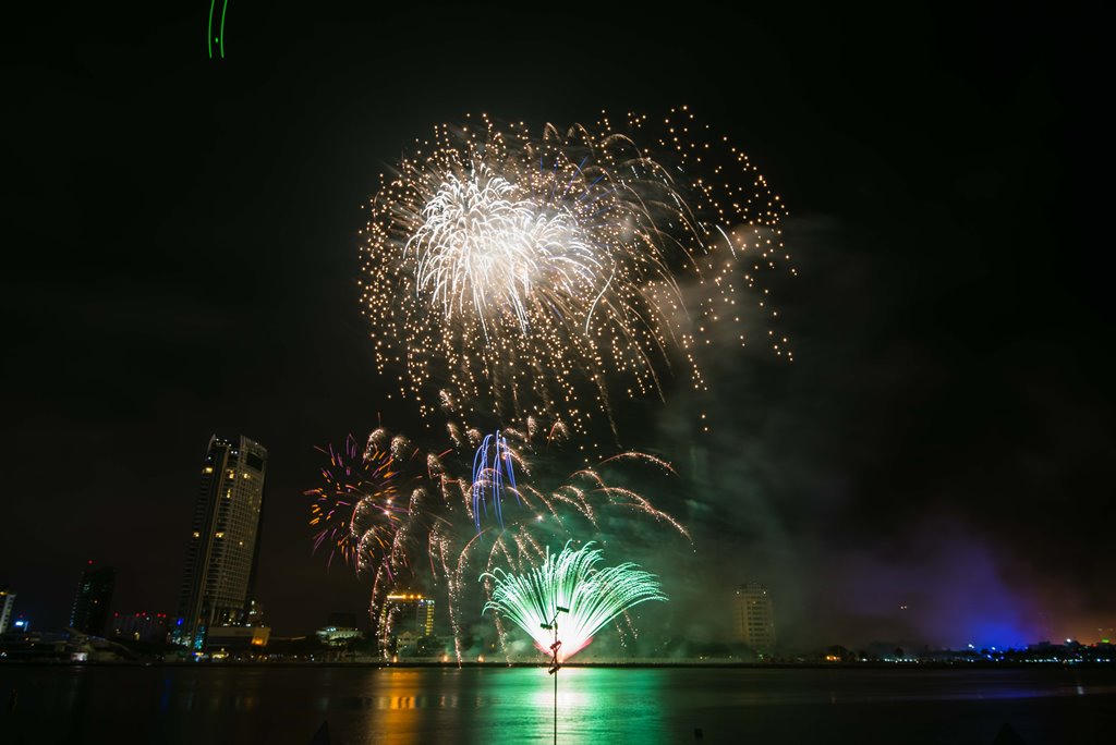 Mãn nhãn với màn pháo hoa Việt Nam và Áo khai hội DIFF 2017