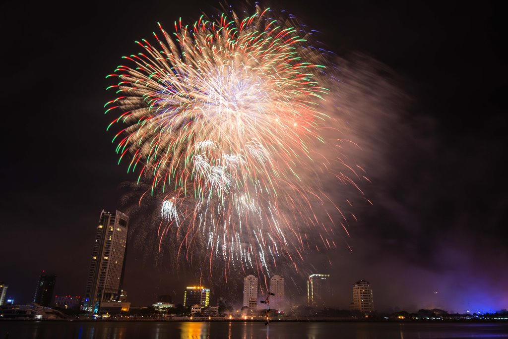 Mãn nhãn với màn pháo hoa Việt Nam và Áo khai hội DIFF 2017