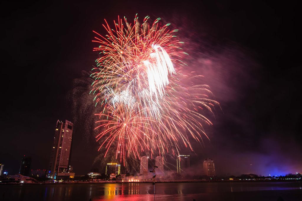 Mãn nhãn với màn pháo hoa Việt Nam và Áo khai hội DIFF 2017