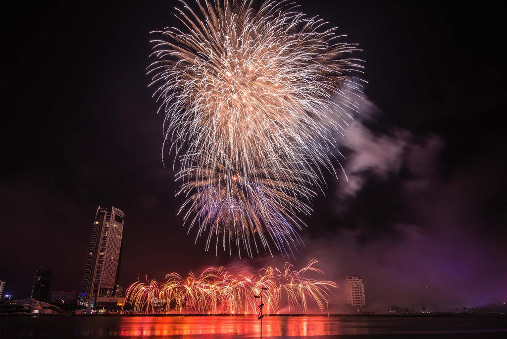 Mãn nhãn với màn pháo hoa Việt Nam và Áo khai hội DIFF 2017