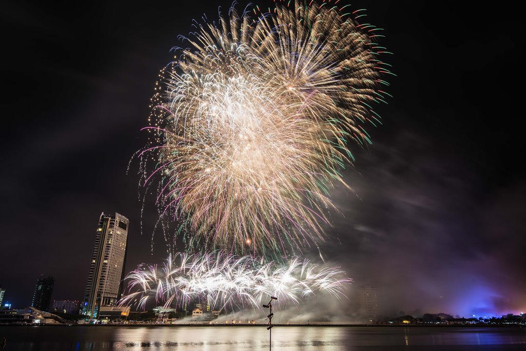 Mãn nhãn với màn pháo hoa Việt Nam và Áo khai hội DIFF 2017