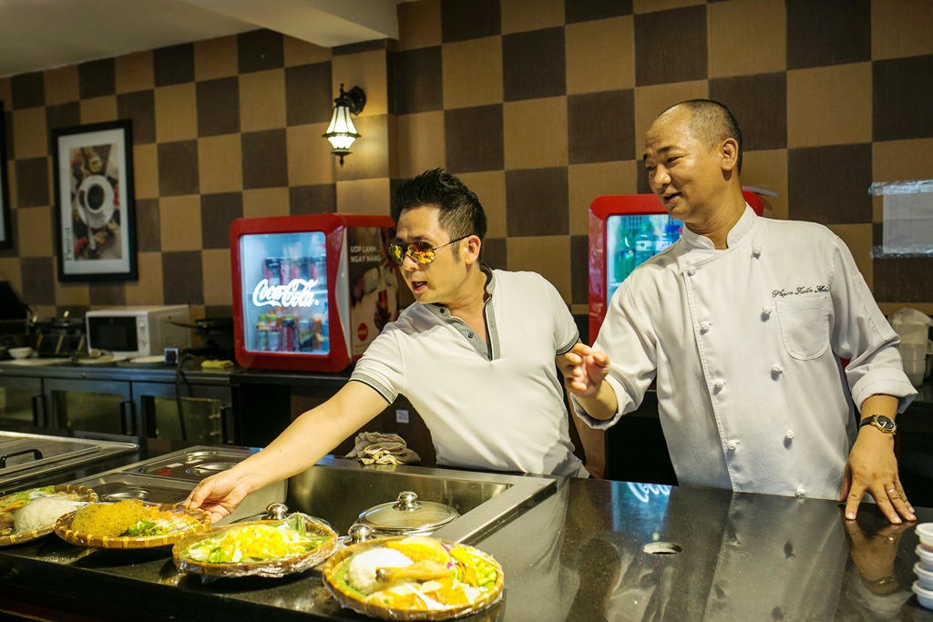 Bằng Kiều tự tay làm bít tết trong Không gian ẩm thực Ngũ hành tại Đà Nẵng