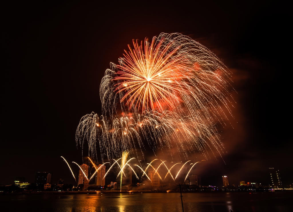 Ngây ngất với những màn pháo hoa của đội Nhật Bản và Thụy Sỹ