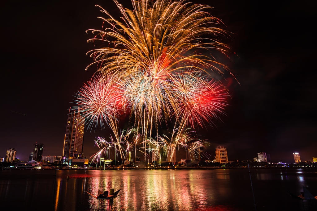 Ngây ngất với những màn pháo hoa của đội Nhật Bản và Thụy Sỹ