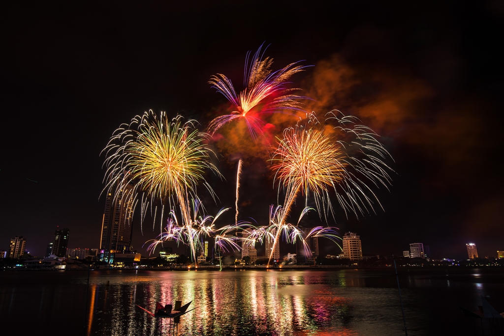 Ngây ngất với những màn pháo hoa của đội Nhật Bản và Thụy Sỹ