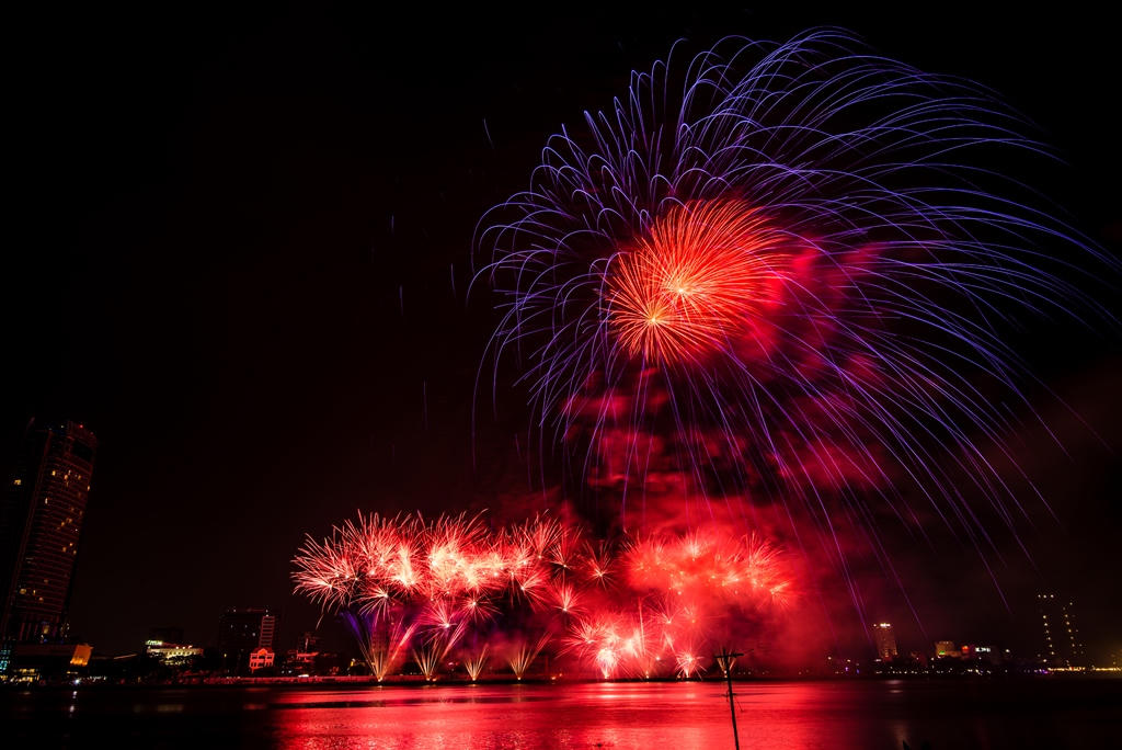 Ngây ngất với những màn pháo hoa của đội Nhật Bản và Thụy Sỹ