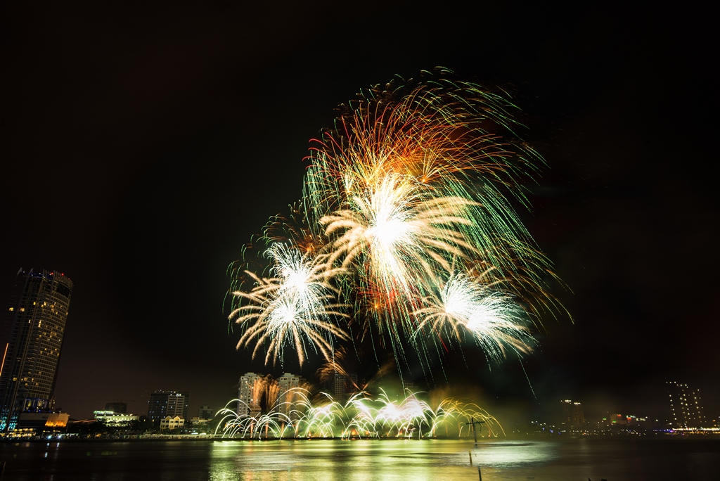 Ngây ngất với những màn pháo hoa của đội Nhật Bản và Thụy Sỹ