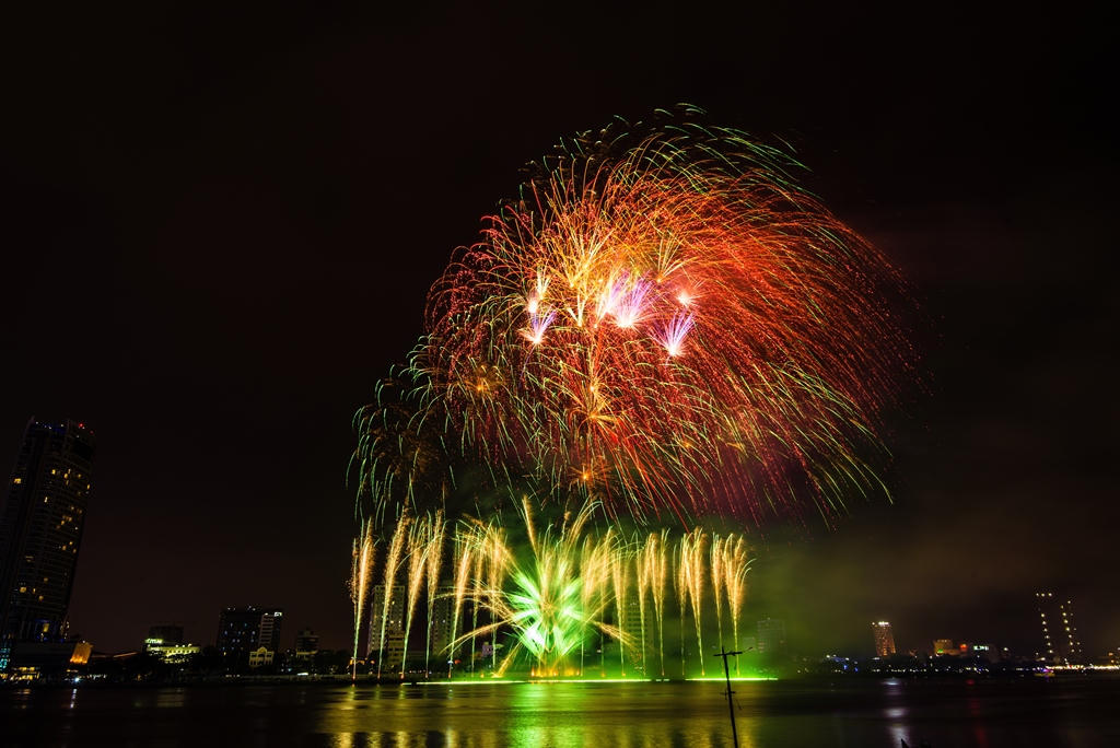 Ngây ngất với những màn pháo hoa của đội Nhật Bản và Thụy Sỹ