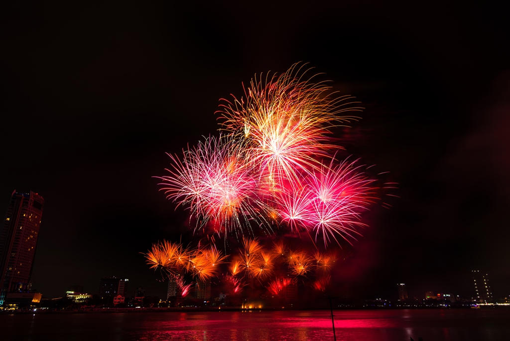 Ngây ngất với những màn pháo hoa của đội Nhật Bản và Thụy Sỹ