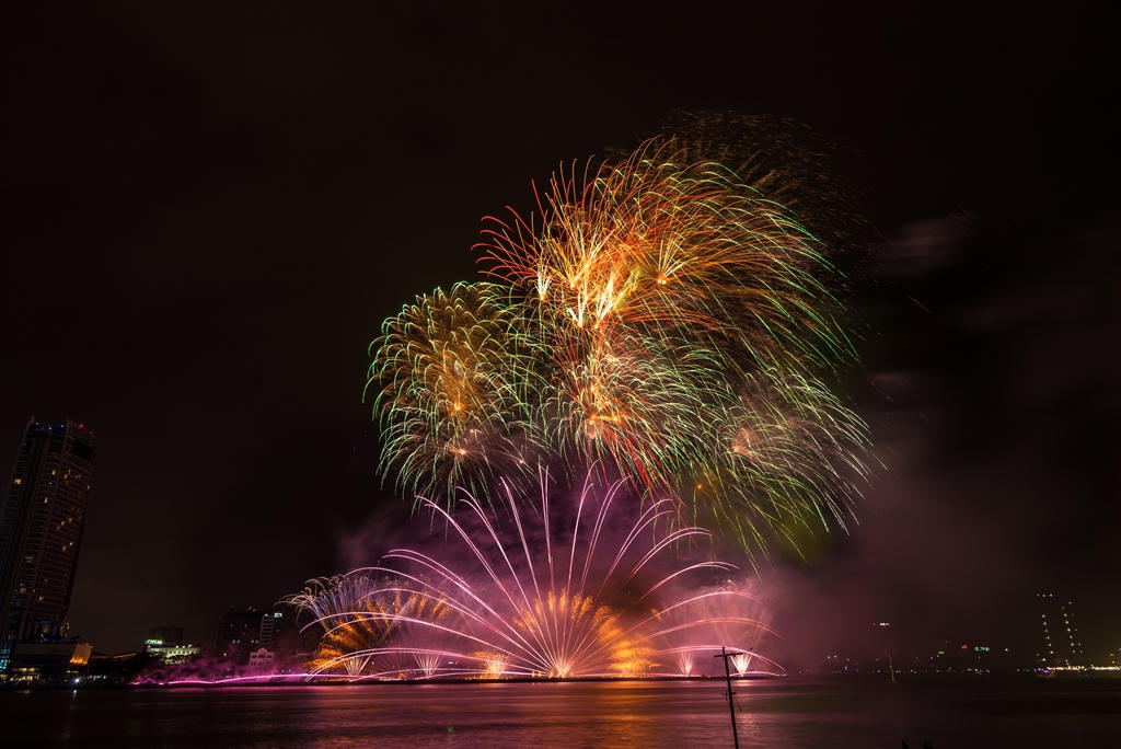 Ngây ngất với những màn pháo hoa của đội Nhật Bản và Thụy Sỹ