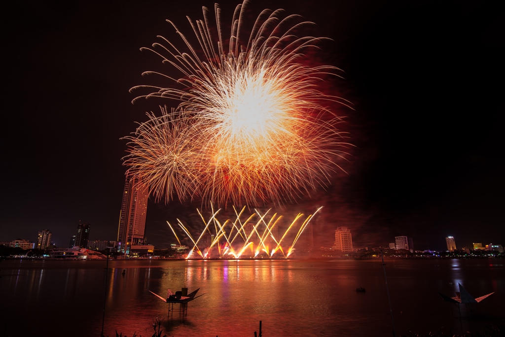 Ngây ngất với những màn pháo hoa của đội Nhật Bản và Thụy Sỹ