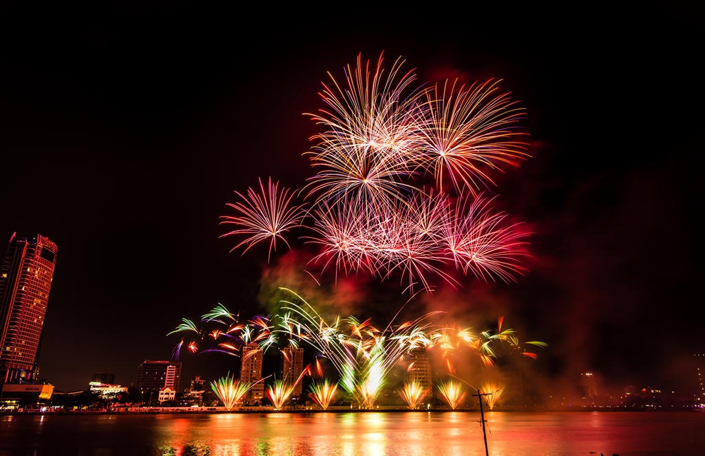 Ngây ngất với những màn pháo hoa của đội Nhật Bản và Thụy Sỹ