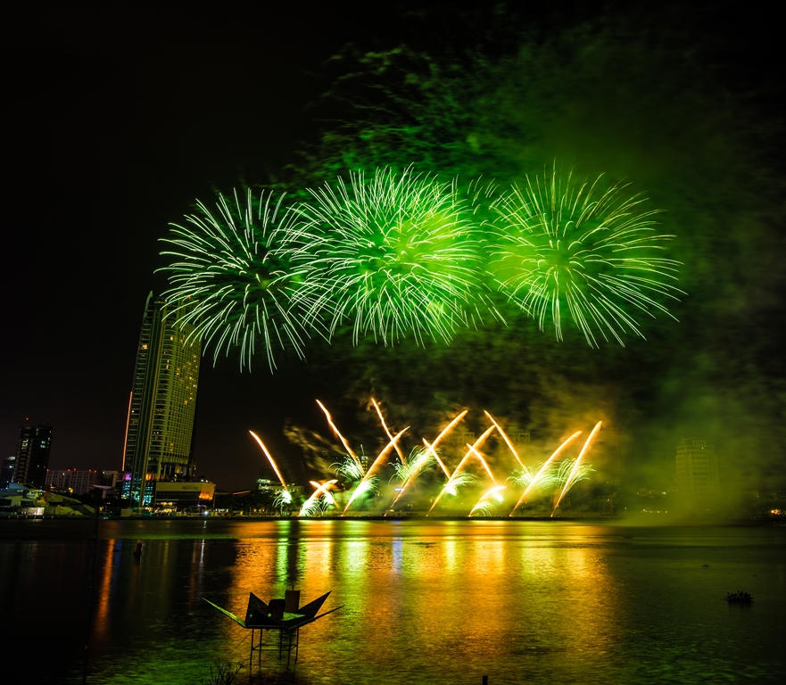 Ngây ngất với những màn pháo hoa của đội Nhật Bản và Thụy Sỹ