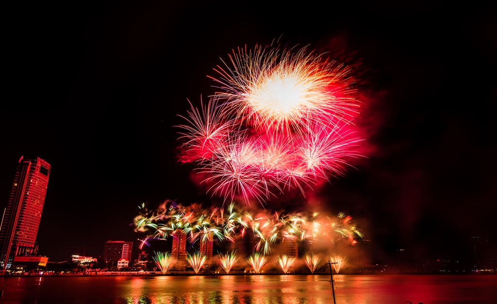 Ngây ngất với những màn pháo hoa của đội Nhật Bản và Thụy Sỹ