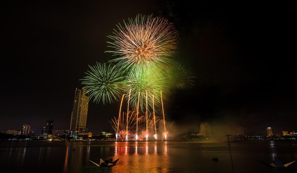 Ngây ngất với những màn pháo hoa của đội Nhật Bản và Thụy Sỹ