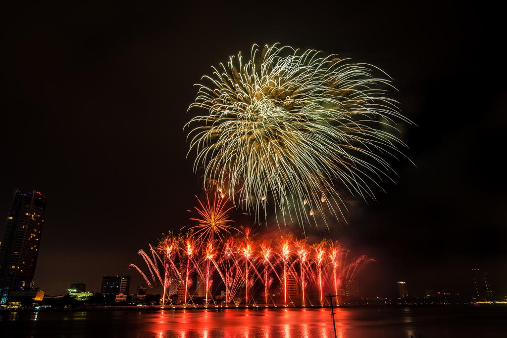 Ngây ngất với những màn pháo hoa của đội Nhật Bản và Thụy Sỹ