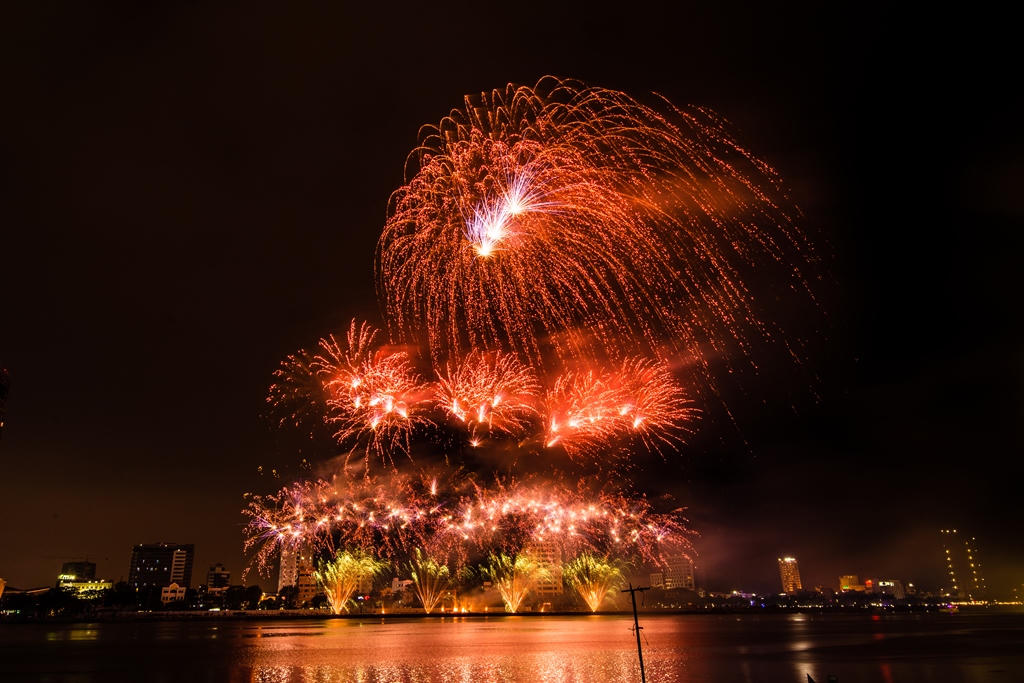 Ngây ngất với những màn pháo hoa của đội Nhật Bản và Thụy Sỹ