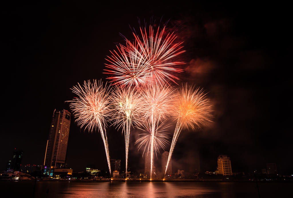 Ngây ngất với những màn pháo hoa của đội Nhật Bản và Thụy Sỹ