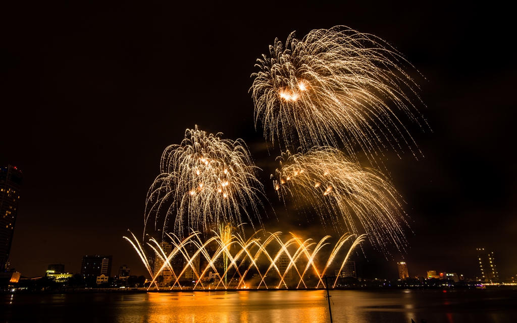 Ngây ngất với những màn pháo hoa của đội Nhật Bản và Thụy Sỹ