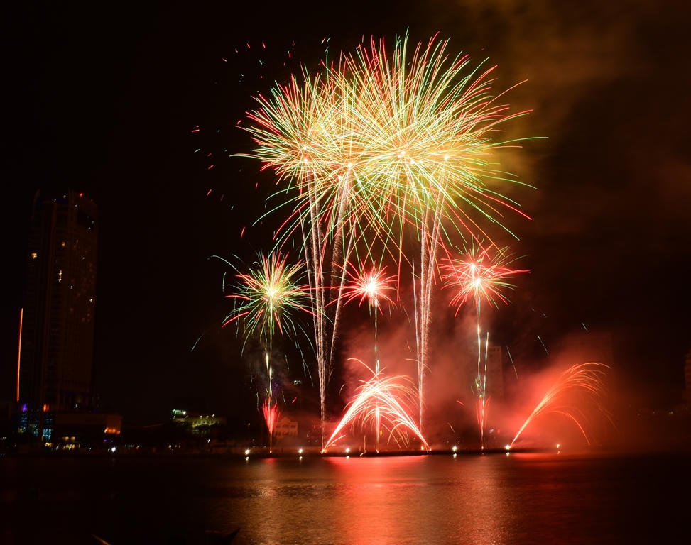 Ngây ngất với những màn pháo hoa của đội Nhật Bản và Thụy Sỹ