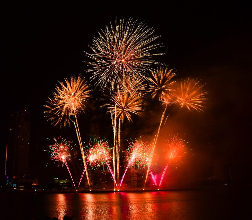 Ngây ngất với những màn pháo hoa của đội Nhật Bản và Thụy Sỹ