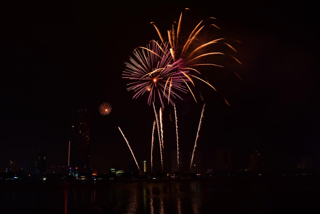 Ngây ngất với những màn pháo hoa của đội Nhật Bản và Thụy Sỹ