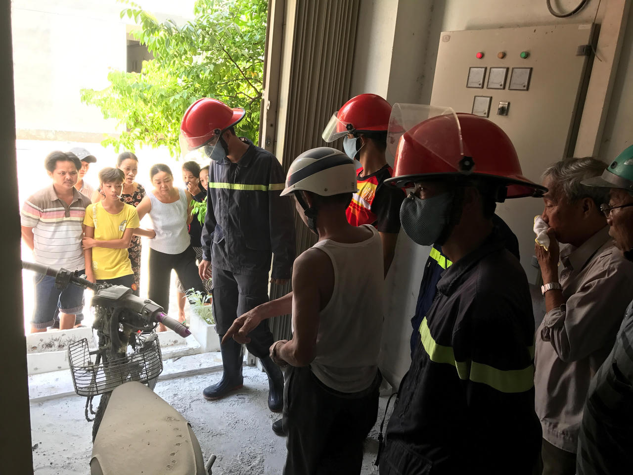 Chung cư phát hỏa giữa trưa, người dân tá hỏa chạy khỏi nhà