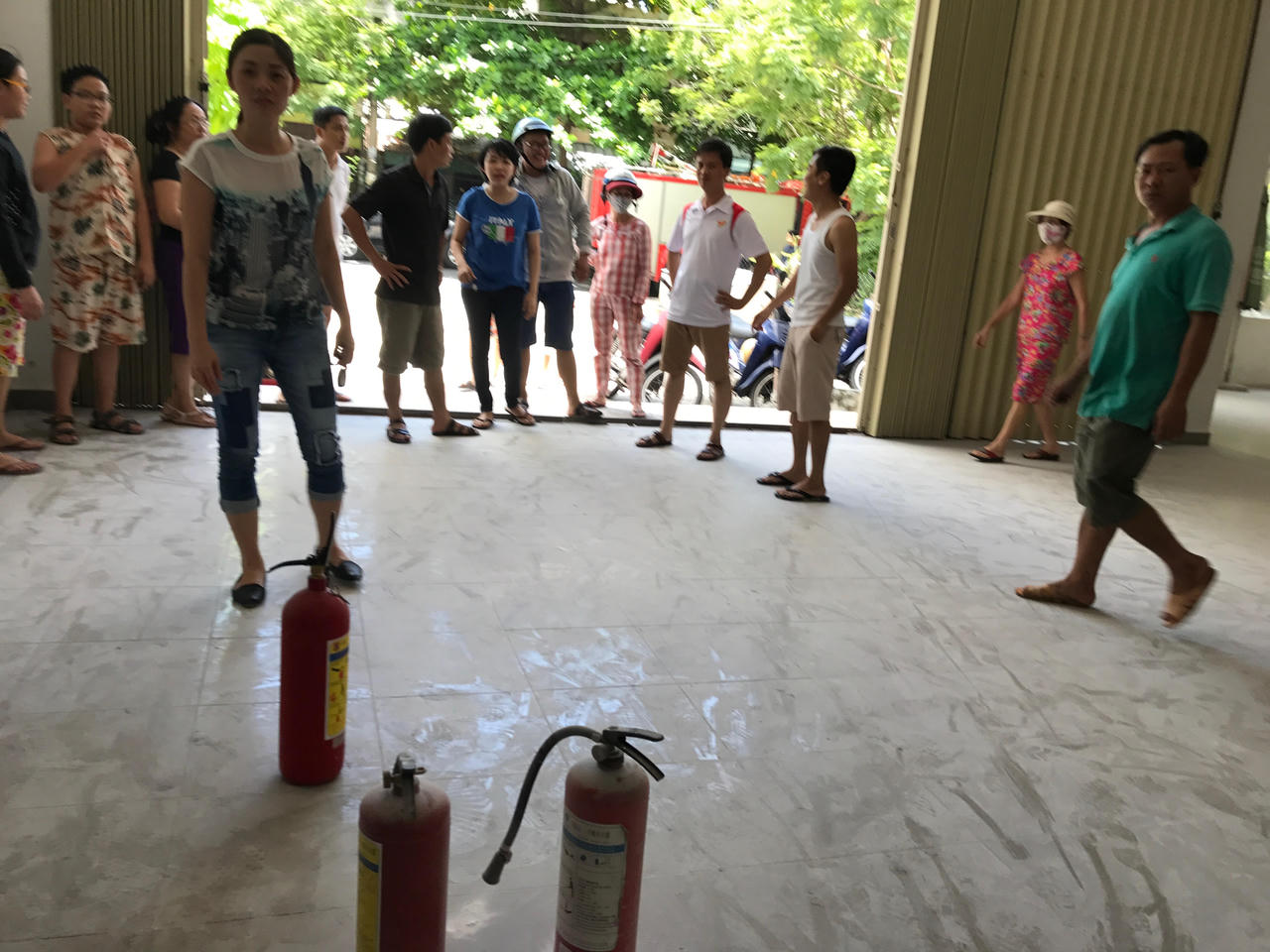 Chung cư phát hỏa giữa trưa, người dân tá hỏa chạy khỏi nhà