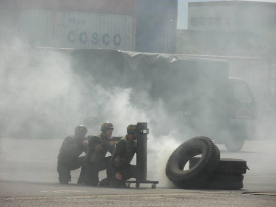 300 chiến sĩ khống chế 5 'công nhân nguy hiểm' khi diễn tập chống khủng bố