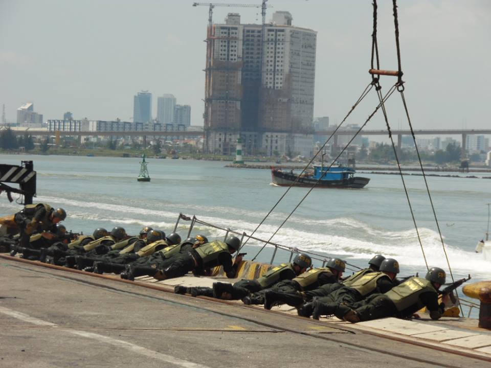 300 chiến sĩ khống chế 5 'công nhân nguy hiểm' khi diễn tập chống khủng bố