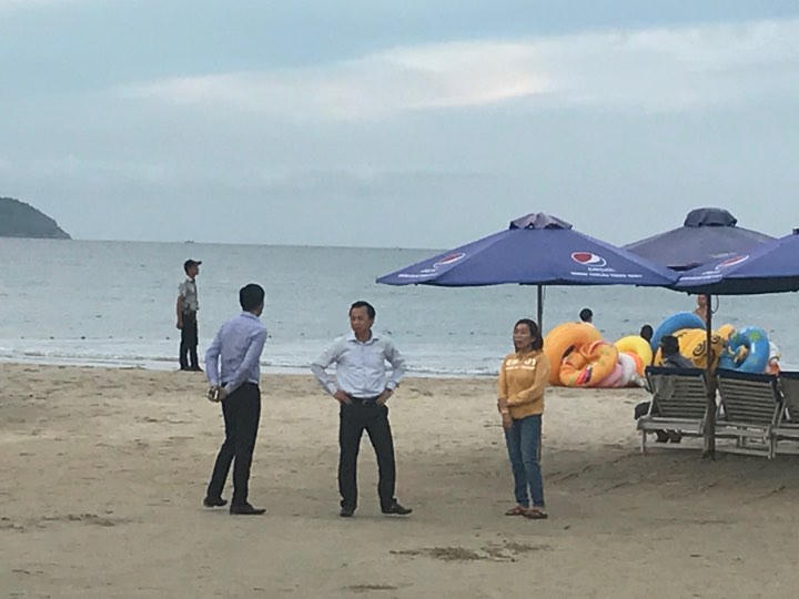 Du khách thích thú khi bắt gặp Bí thư Đà Nẵng đi một mình trên bãi biển