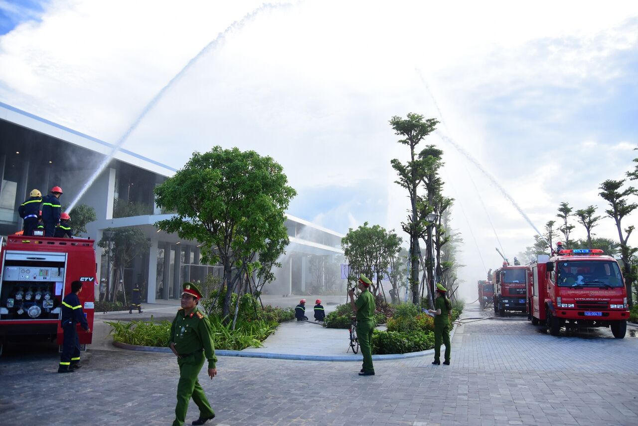 Diễn tập phương án chữa cháy phục vụ APEC 2017 tại Trung tâm Hội nghị Ariyana Đà Nẵng