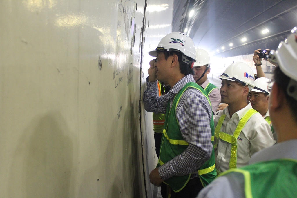 Lãnh đạo Bộ GTVT kiểm tra vết nứt hầm Hải Vân