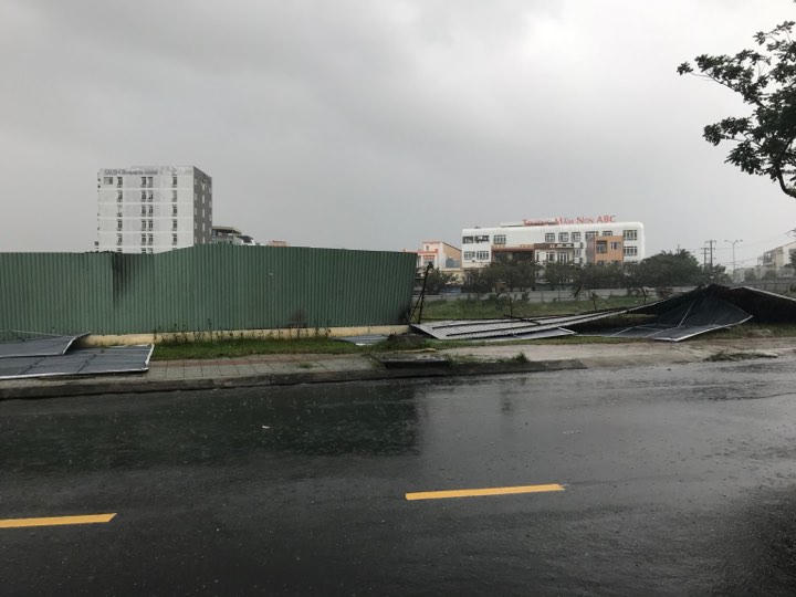 Đà Nẵng mưa to, gió giật cấp 9, loạt cây xanh, pano trang trí APEC bị ngã đổ