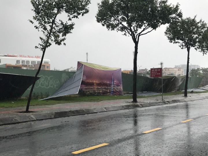 Đà Nẵng mưa to, gió giật cấp 9, loạt cây xanh, pano trang trí APEC bị ngã đổ